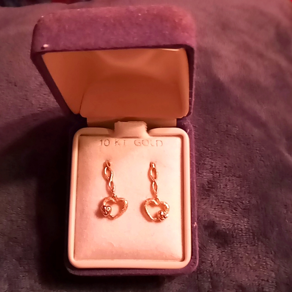 10k Gold post Dangling Heart Earr